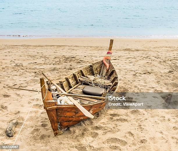 Foto de Perder Velho Barco De Pescaestilo Asiático e mais fotos de stock de Abandonado - Abandonado, Madeira, Veículo Aquático