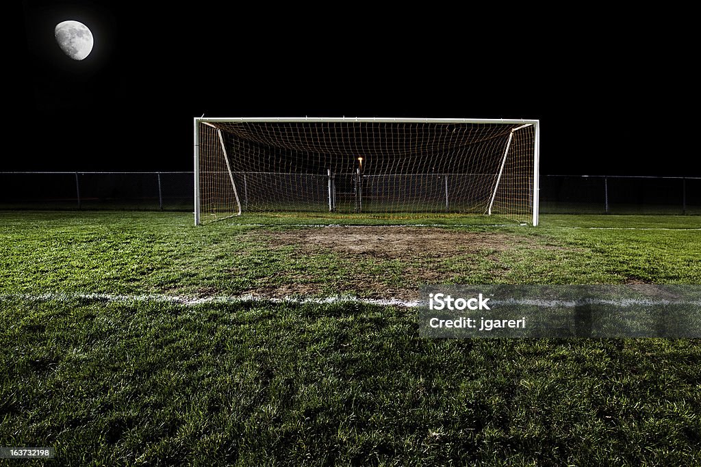 Футбольное поле на ночь - Стоковые фото Футбол роялти-фри