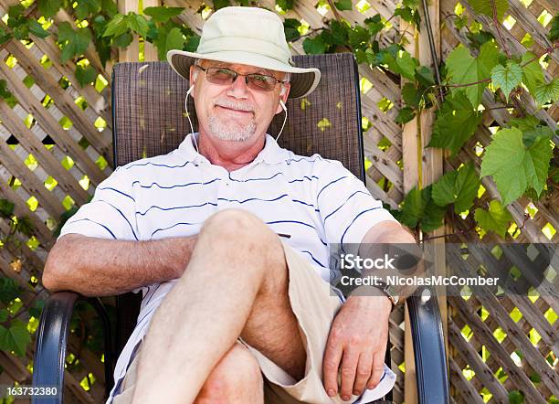 Sorridente Homem Idoso Ouvir Música - Fotografias de stock e mais imagens de Cadeira - Cadeira, Chapéu, Homens Idosos