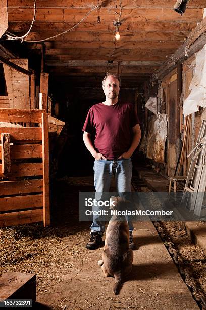 Mestre E O Seu Cão Em Um Celeiro - Fotografias de stock e mais imagens de Agricultor - Agricultor, Respeito, 40-49 Anos