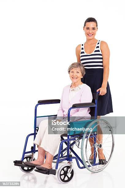 배려적임 딸이다 탈거됩니다 선임 구슬눈꼬리 휠체어 가족에 대한 스톡 사진 및 기타 이미지 - 가족, 귀여운, 노인
