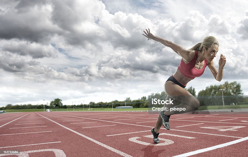 Jovem atleta descolar em uma Pista de Corrida - Royalty-free Mulheres Foto de stock