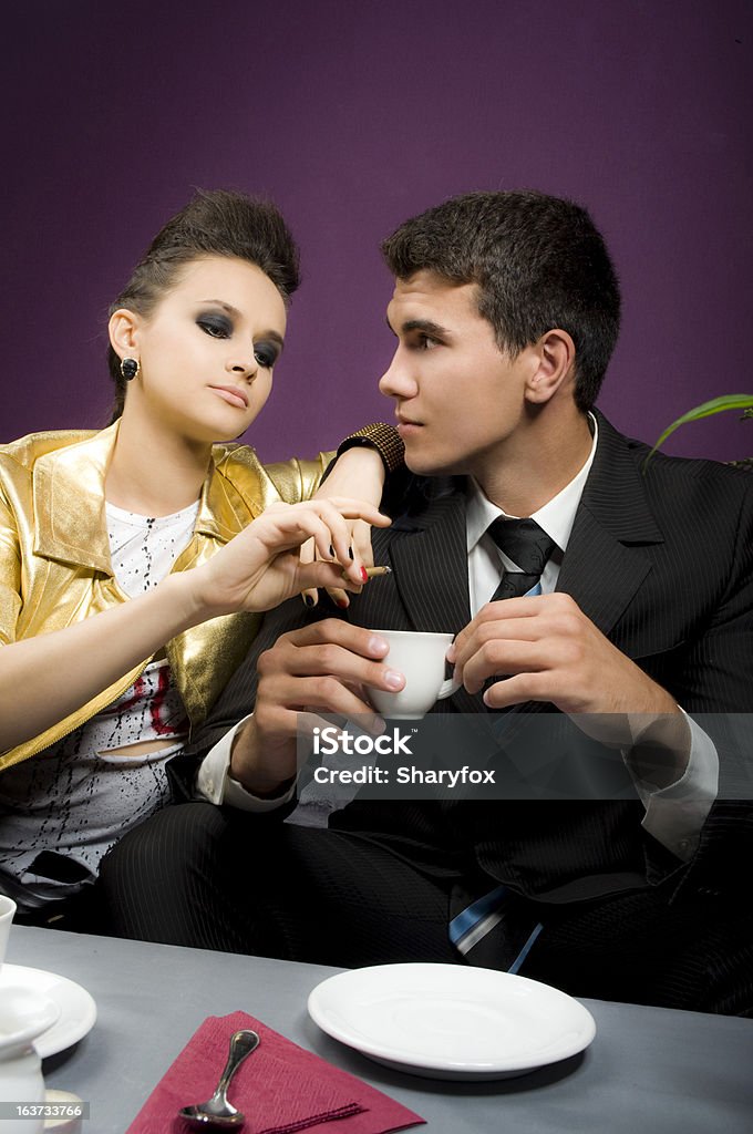 Человек в любви в ресторане с Девушка в стиле панк - Стоковые фото Близость роялти-фри