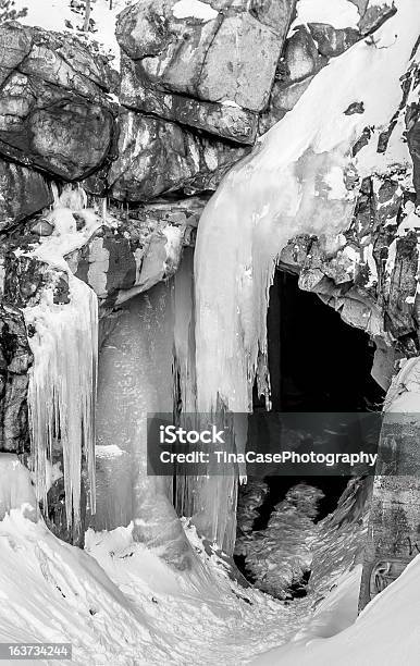 Icy Cavern - zdjęcia stockowe i więcej obrazów Bez ludzi - Bez ludzi, Chłodny, Fotografika