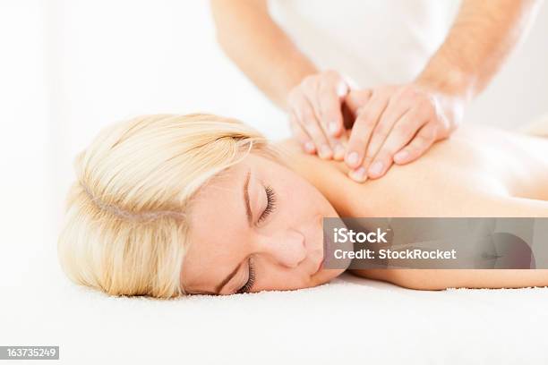 Massagem Nas Costas - Fotografias de stock e mais imagens de Adulto - Adulto, Beleza, Bem-estar