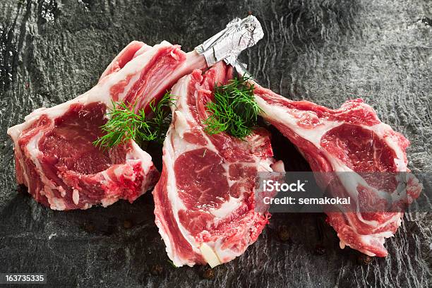 Foto de Carne e mais fotos de stock de Costela de Carneiro - Costela de Carneiro, Caçarola com carne, Cru