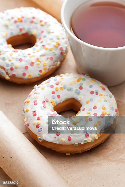 Doughnuts E Tazza Di Tè - Fotografie stock e altre immagini di Bibita - Bibita, Bombolone, Cerchio