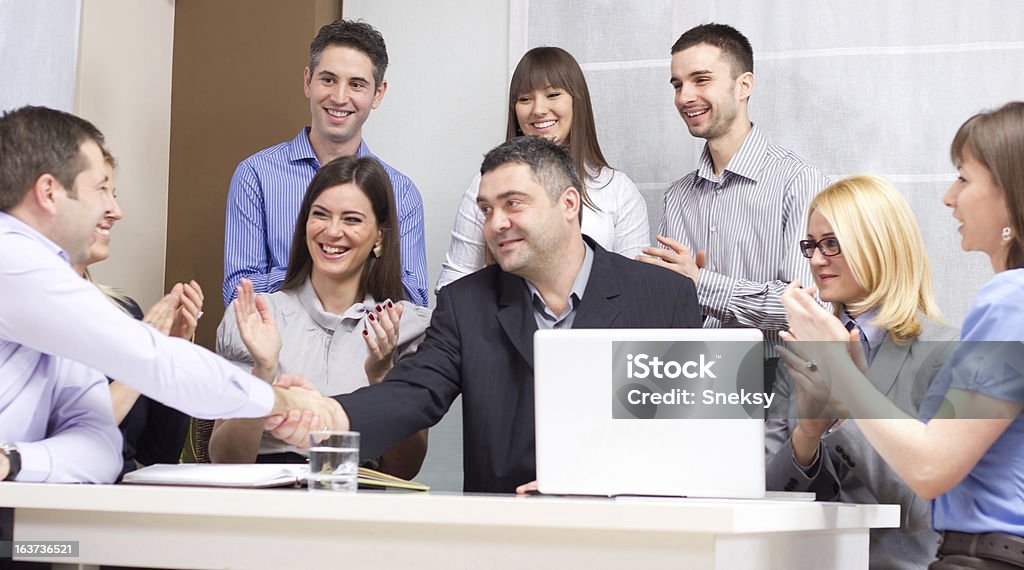 Gruppe von jungen Geschäftsleute arbeiten im Büro - Lizenzfrei Applaudieren Stock-Foto