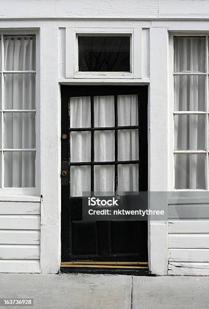 Crooked Antigua Puerta Foto de stock y más banco de imágenes de Arquitectura - Arquitectura, Arquitectura exterior, Blanco - Color