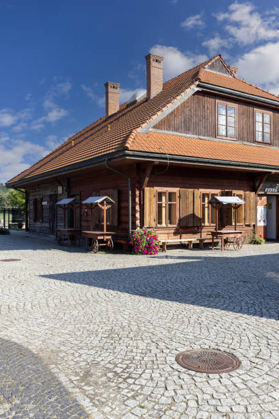 reconstruction of galician small town from the turn of the 19th and 20th centuries, sadecki ethnographic park, nowy sacz, poland - nowy sacz imagens e fotografias de stock