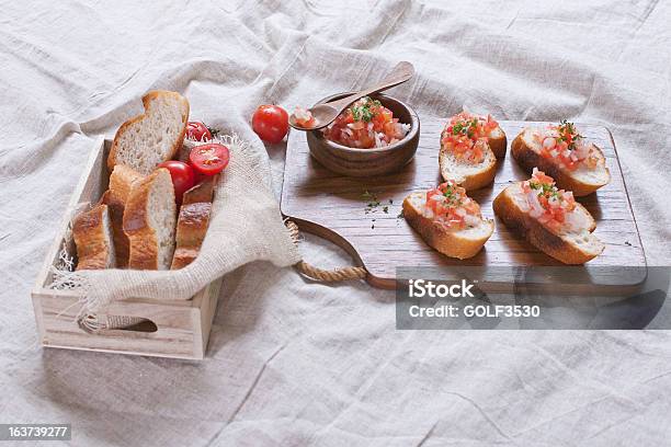 Mała Kanapka - zdjęcia stockowe i więcej obrazów Bazylia - Bazylia, Bruschetta, Crostini