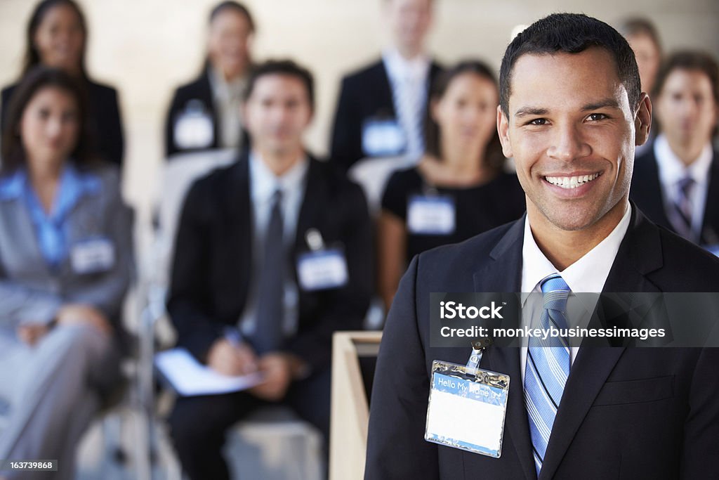 Uomo d'affari offrendo la presentazione alla conferenza - Foto stock royalty-free di Adulto