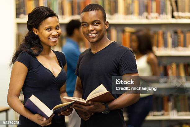 Studenti Universitari Americani Africani Nella Libreria - Fotografie stock e altre immagini di Abbigliamento casual