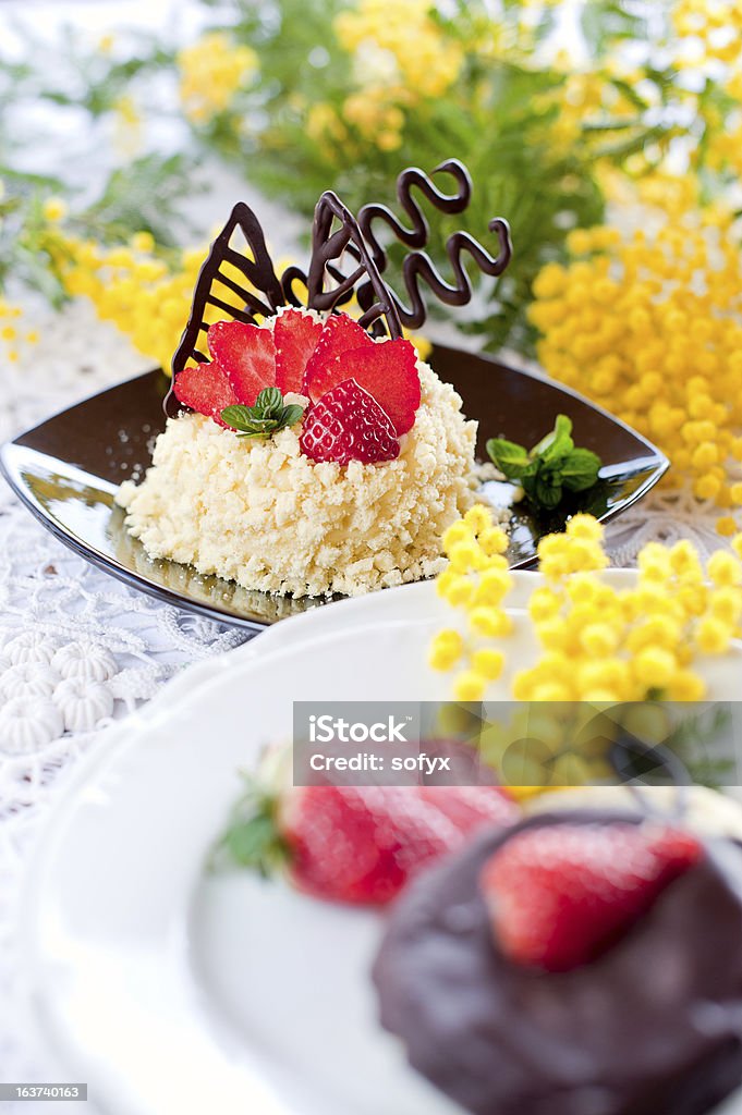 Erdbeer-Käsekuchen mit Schokolade auf einem braunen Platte. - Lizenzfrei Beere - Obst Stock-Foto