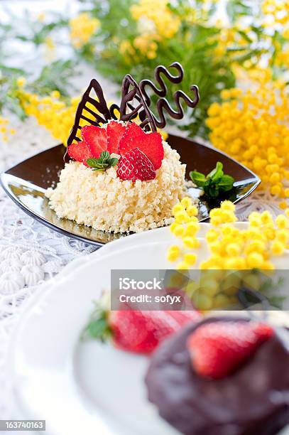 Erdbeerkäsekuchen Mit Schokolade Auf Einem Braunen Platte Stockfoto und mehr Bilder von Beere - Obst
