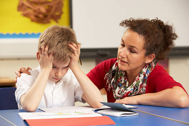 uczeń i nauczyciel w klasie nauki - elementary student school uniform uniform education zdjęcia i obrazy z banku zdjęć