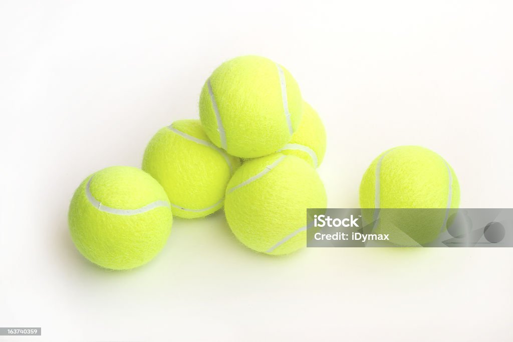 Palle da tennis giallo su bianco primo piano - Foto stock royalty-free di Pallina da tennis