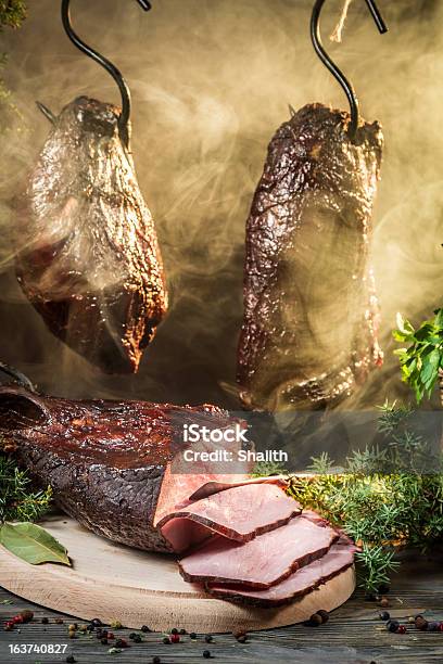 Jamón Ahumado En Un Camino Rural Tradicional Foto de stock y más banco de imágenes de Abundancia - Abundancia, Alimento, Alimentos deshidratados