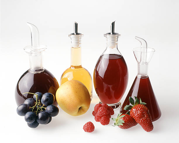 quatre fruits nos vinaigres - vinegar bottle raspberry fruit photos et images de collection