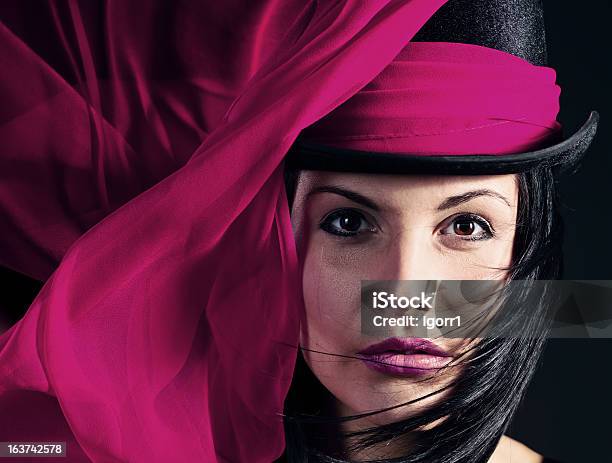 女性のブラックの帽子スカーフでパープル - 女性のストックフォトや画像を多数ご用意 - 女性, 女性一人, 1人