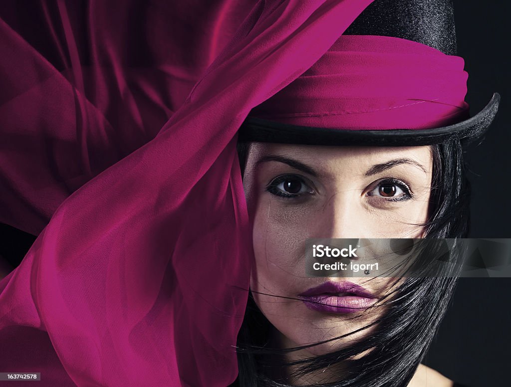 Mulher de chapéu preto com Lenço roxo - Foto de stock de Mulheres royalty-free