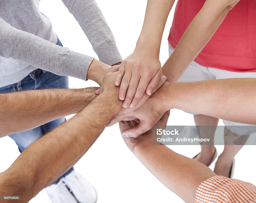 Cuatro informal de edad madura amigos sosteniendo las manos - Foto de stock de Adulto libre de derechos