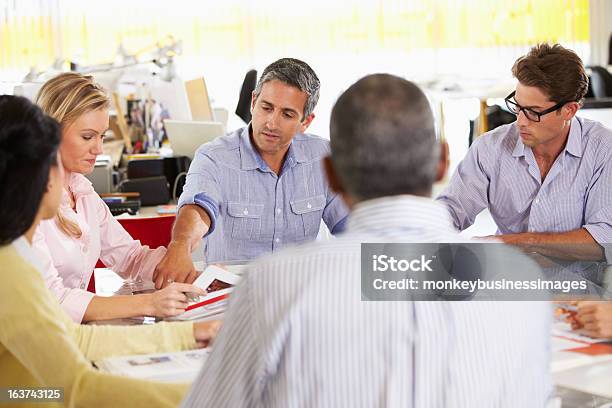 Team Meeting Im Büro Stockfoto und mehr Bilder von Entspannung - Entspannung, Lässige Kleidung, Offizielles Treffen