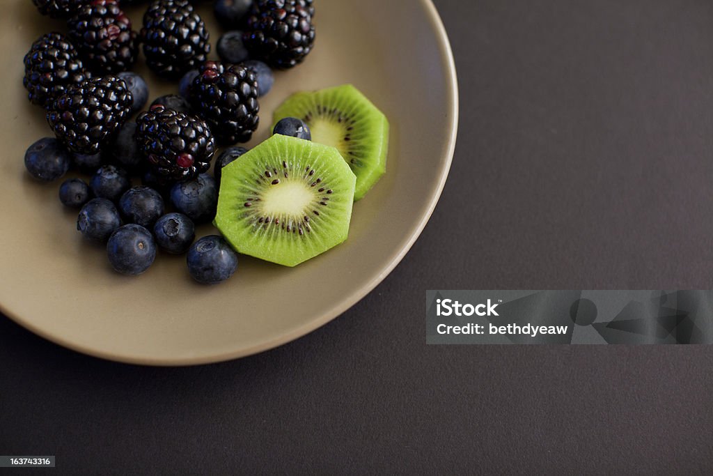 Kiwi, more e mirtilli - Foto stock royalty-free di Alimentazione sana