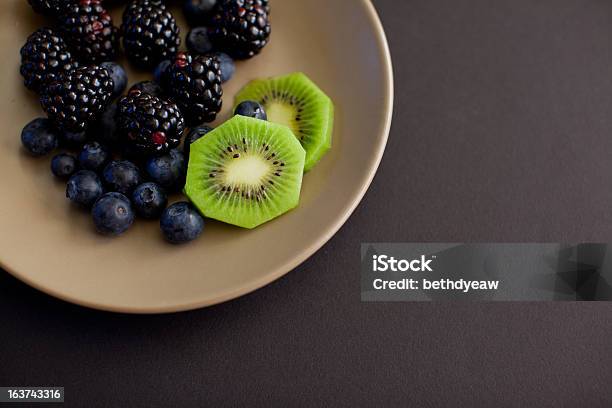 Kiwi More E Mirtilli - Fotografie stock e altre immagini di Alimentazione sana - Alimentazione sana, Cibo, Composizione orizzontale