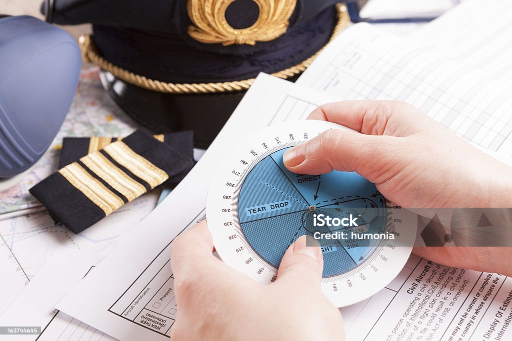 Samolot pilot wypełnienie planu lotu - Zbiór zdjęć royalty-free (Akcesorium osobiste)