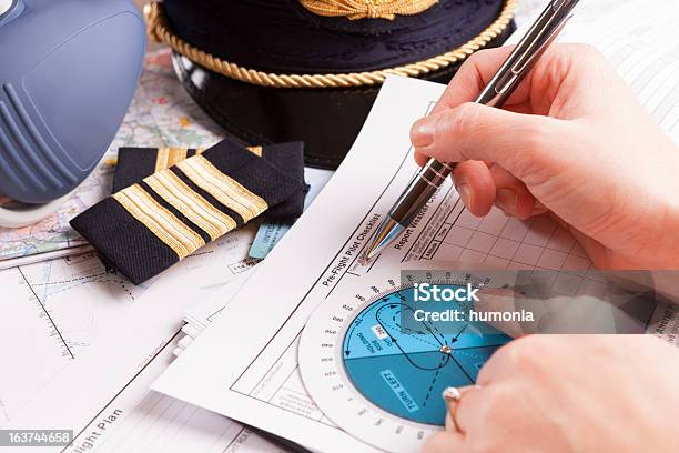 Flugzeug Pilot Füllung Im Flug Planen Stockfoto und mehr Bilder von Pilot - Pilot, Checkliste, Karte - Navigationsinstrument