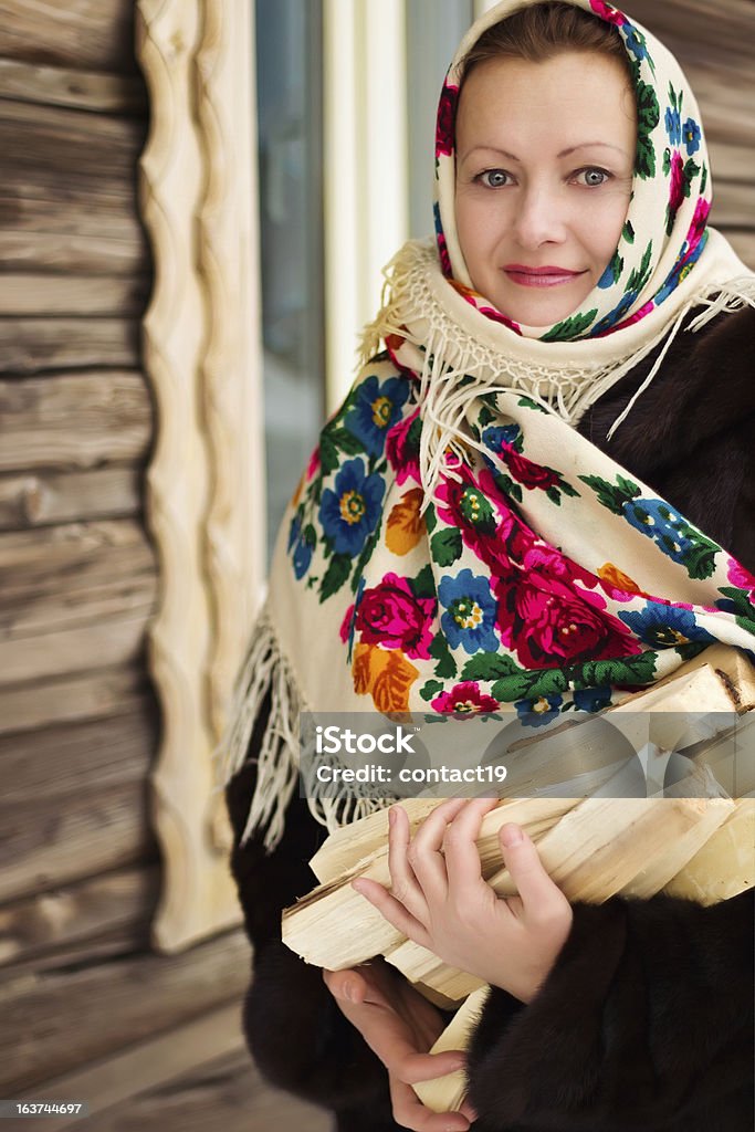 O russo mulher carrega lenha - Foto de stock de Cultura Russa royalty-free