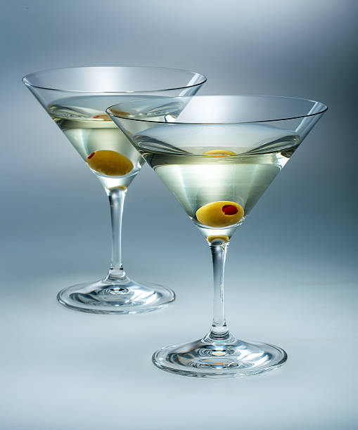 2 杯のマティーニ olive.カクテル絶縁型 - martini royale ストックフォトと画像