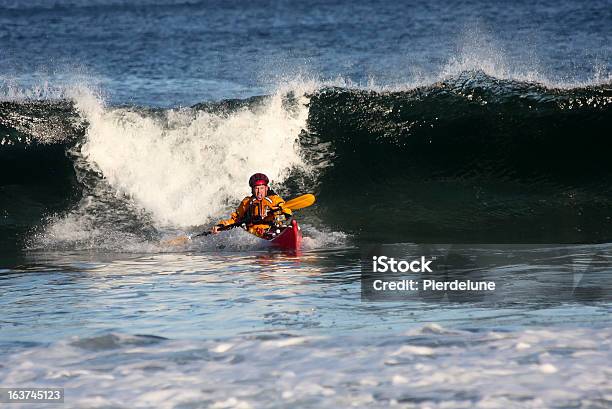 Kayak In Azione - Fotografie stock e altre immagini di Adrenalina - Adrenalina, Adulto, Alta marea