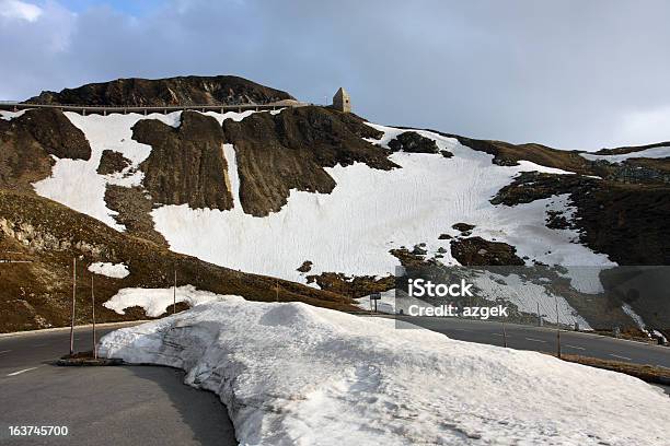 Estrada Para As Montanhas - Fotografias de stock e mais imagens de Alfalto - Alfalto, Alpes Europeus, Ao Ar Livre