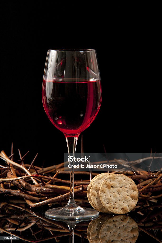 Comunión vino, galletas y corona de Thorns - Foto de stock de Comunión libre de derechos