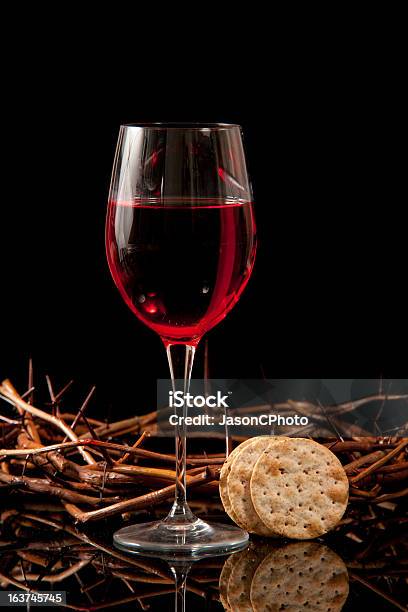 Comunione Vino Cracker E Corona Di Spine - Fotografie stock e altre immagini di Bicchiere - Bicchiere, Bicchiere da vino, Composizione verticale