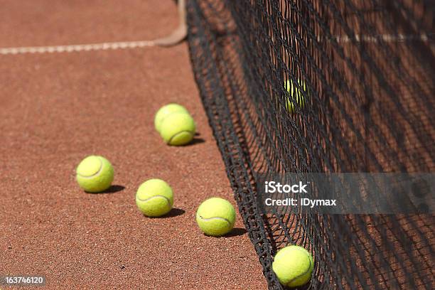 코트 테니스 공을 및 어망 클로즈업 대규모 개체 그룹에 대한 스톡 사진 및 기타 이미지 - 대규모 개체 그룹, 테니스공, 0명