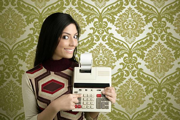 księgowy retro kobieta z kalkulatora tapety - 1960s style image created 1960s retro revival photography zdjęcia i obrazy z banku zdjęć