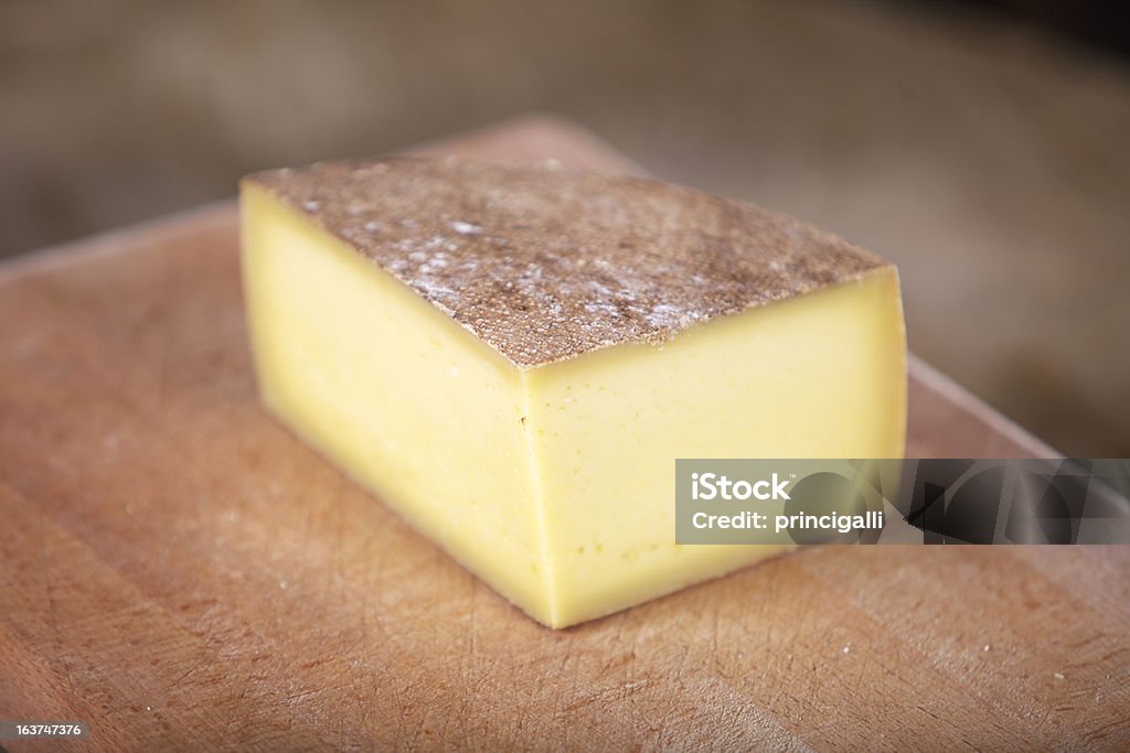 Käse auf Holz Brett - Lizenzfrei Bildschärfe Stock-Foto