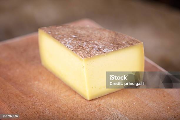 Käse Auf Holz Brett Stockfoto und mehr Bilder von Bildschärfe - Bildschärfe, Farbbild, Fotografie