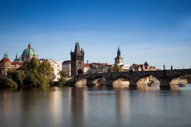 blick auf die karlsbrücke, prag, tschechische republik, europa - charles bridge stock-fotos und bilder