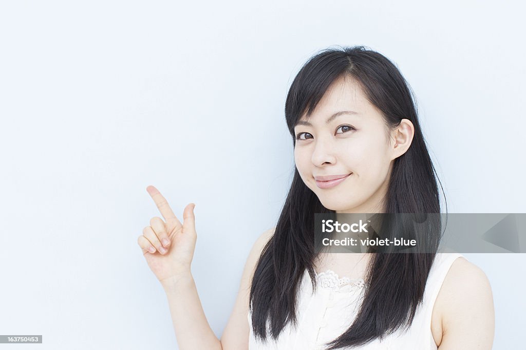 Młoda kobieta z wyciągniętą ręką - Zbiór zdjęć royalty-free (Azjaci)