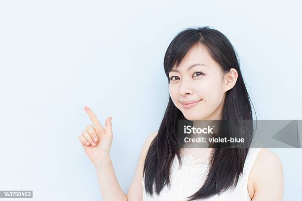 Młoda Kobieta Z Wyciągniętą Ręką - zdjęcia stockowe i więcej obrazów Azjaci - Azjaci, Biały, Czarne włosy