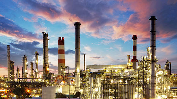 raffineria di petrolio a twilight - refinery factory night petroleum foto e immagini stock