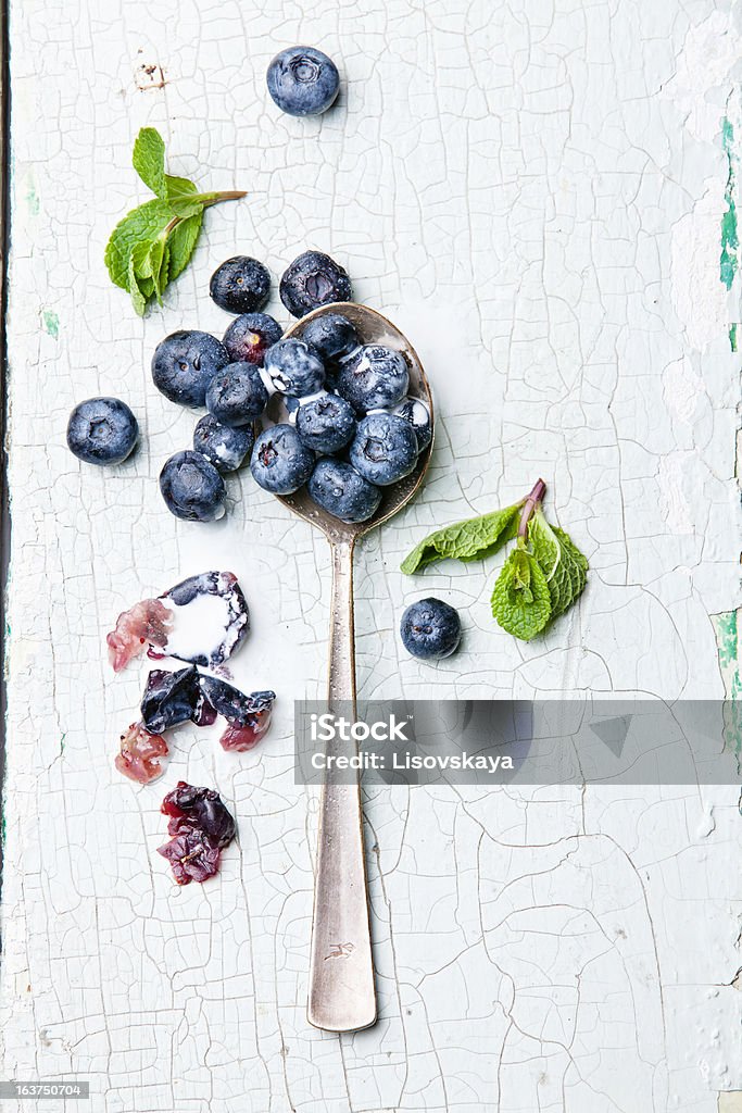 Mûres bleuets dans une cuillère - Photo de Aliment libre de droits