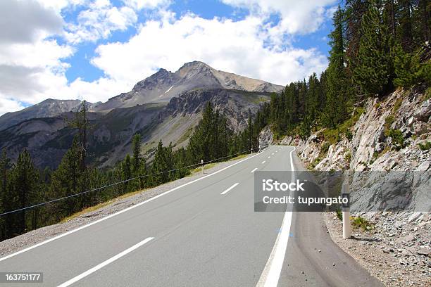 Schweiz Alpine Road Stockfoto und mehr Bilder von Kurvenreiche Straße - Kurvenreiche Straße, Schweiz, Alpen