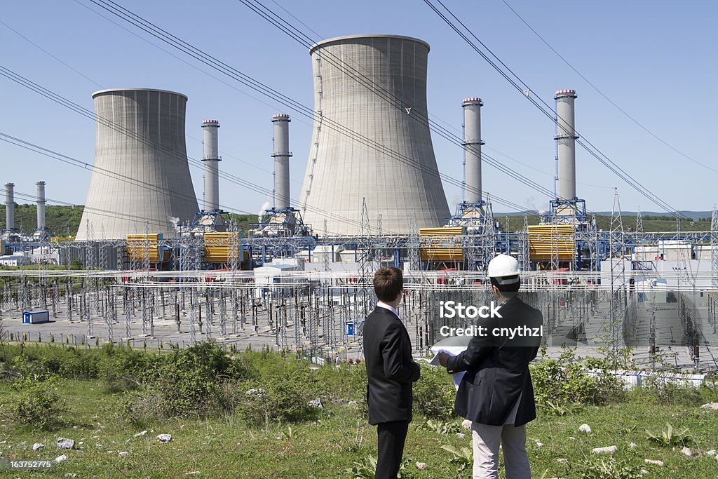Deux ingénieurs planification dans une centrale électrique - Photo de Adulte libre de droits