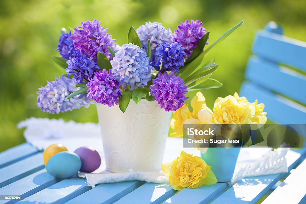 Kompozycja z kwiatów i Wielkanoc jaja - Zbiór zdjęć royalty-free (Kwiat - Roślina)