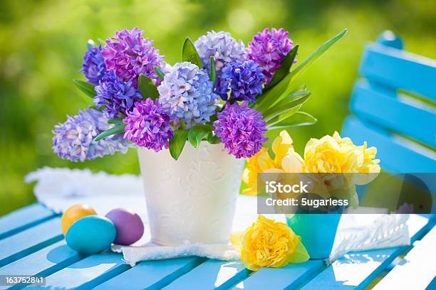 Kompozycja Z Kwiatów I Wielkanoc Jaja - zdjęcia stockowe i więcej obrazów Kwiat - Roślina - Kwiat - Roślina, Purpurowy, Wielkanoc